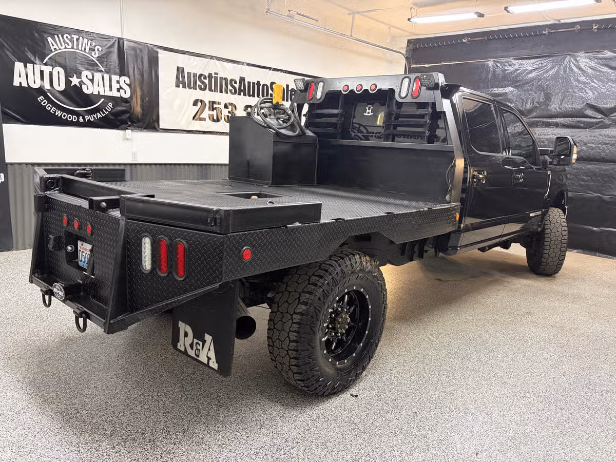 2019 Ford F-350 Super Duty Lariat Crew Cab Image 3