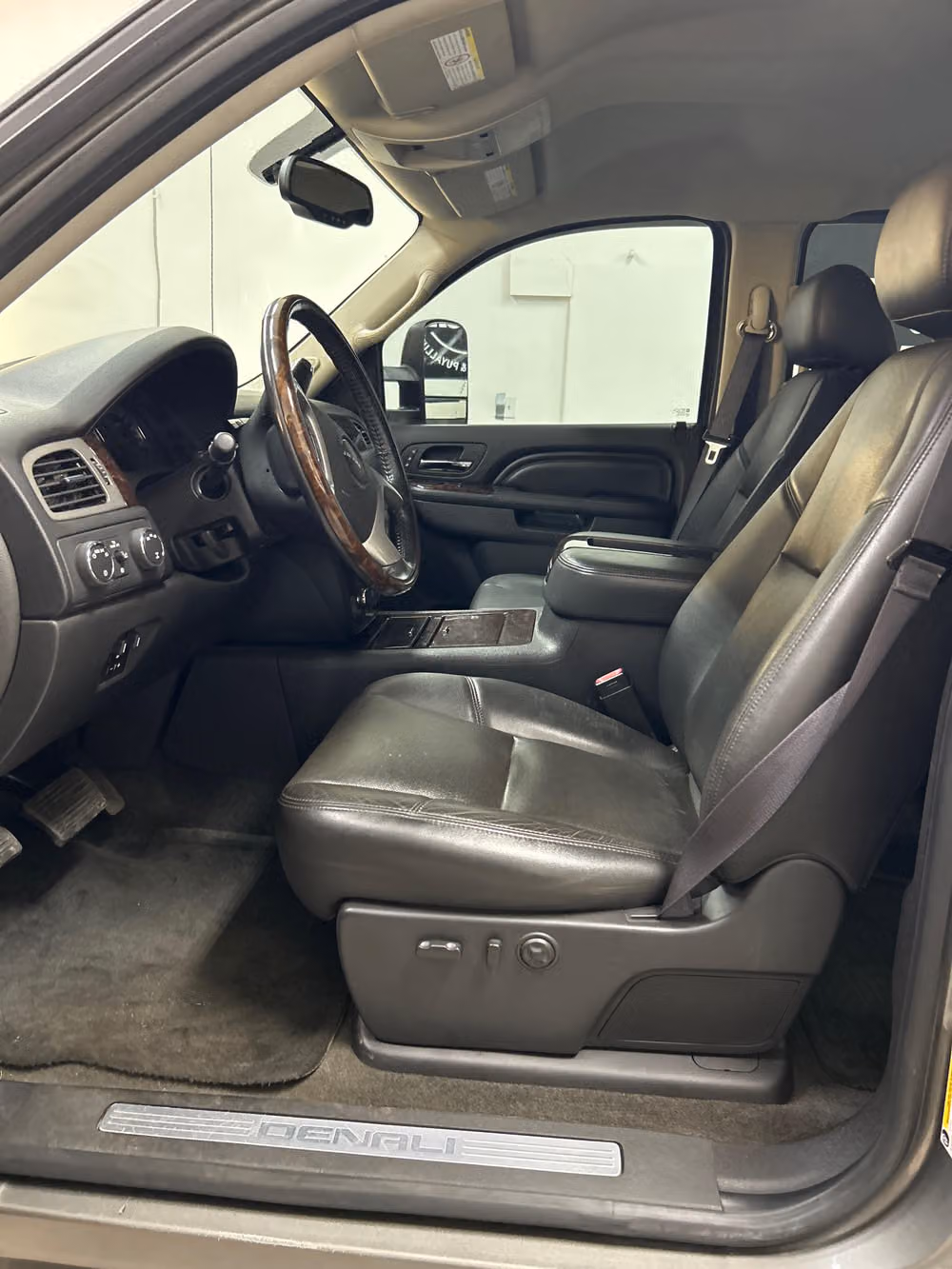 2014 GMC Sierra 3500HD Denali Crew Cab Image 8