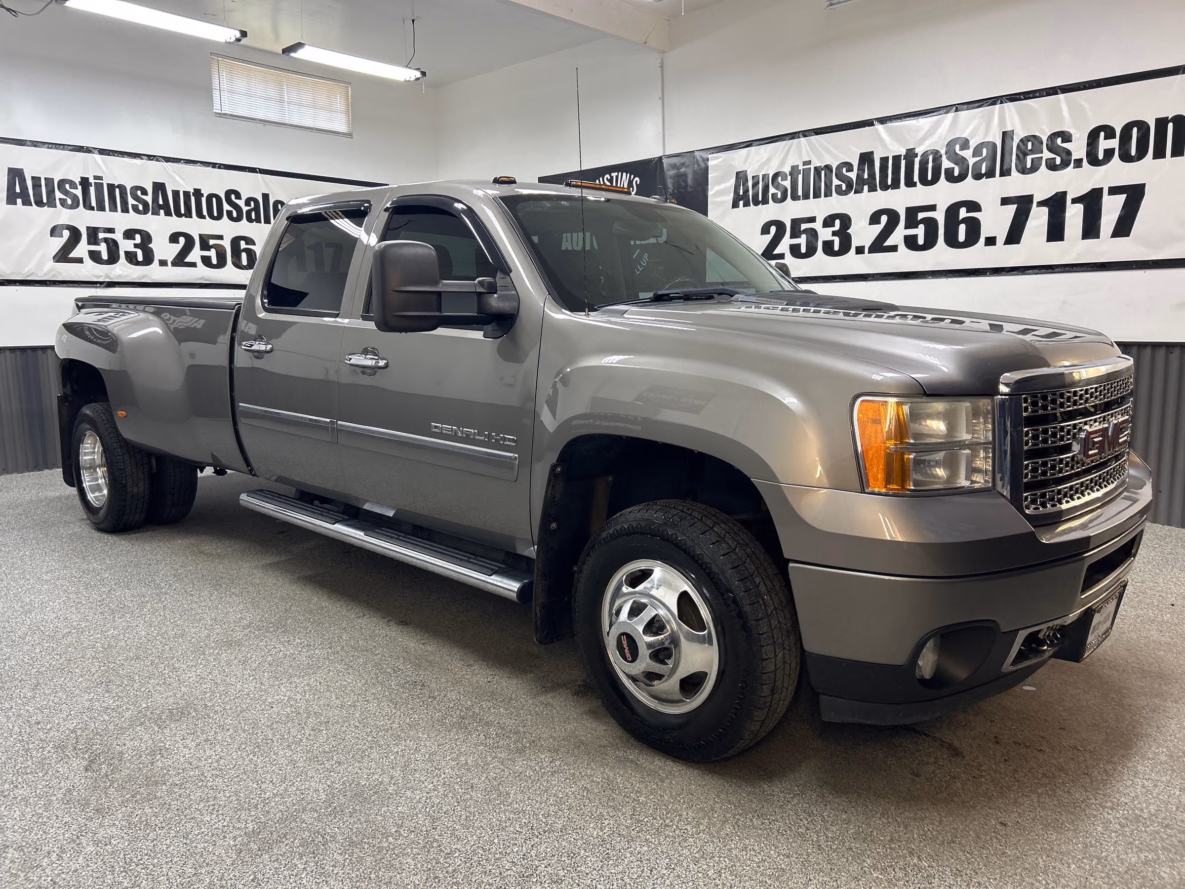 2014 GMC Sierra 3500HD Denali Crew Cab Image 1