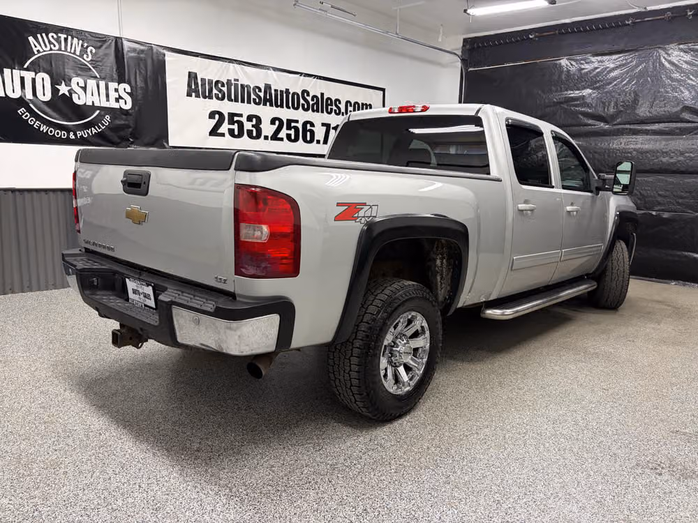 2010 Chevrolet Silverado 2500HD LTZ Crew Cab Image 3