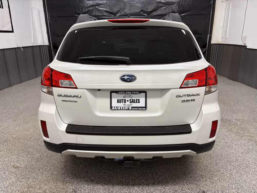 2013 Subaru Outback 3.6R Limited Crossover Image 4