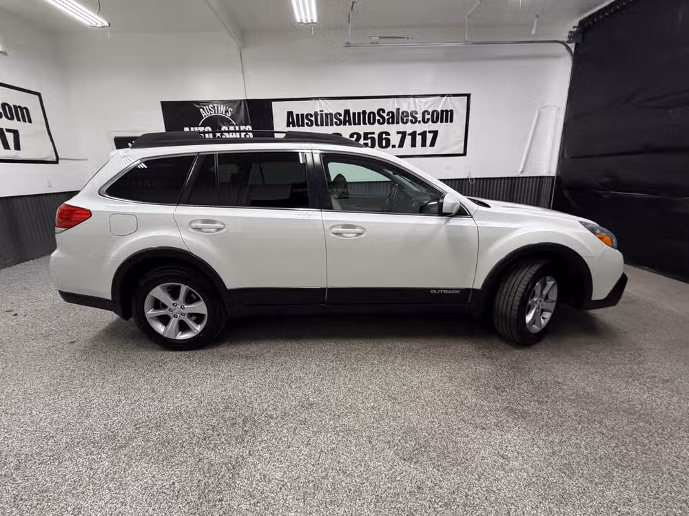 2013 Subaru Outback 3.6R Limited Crossover Image 2