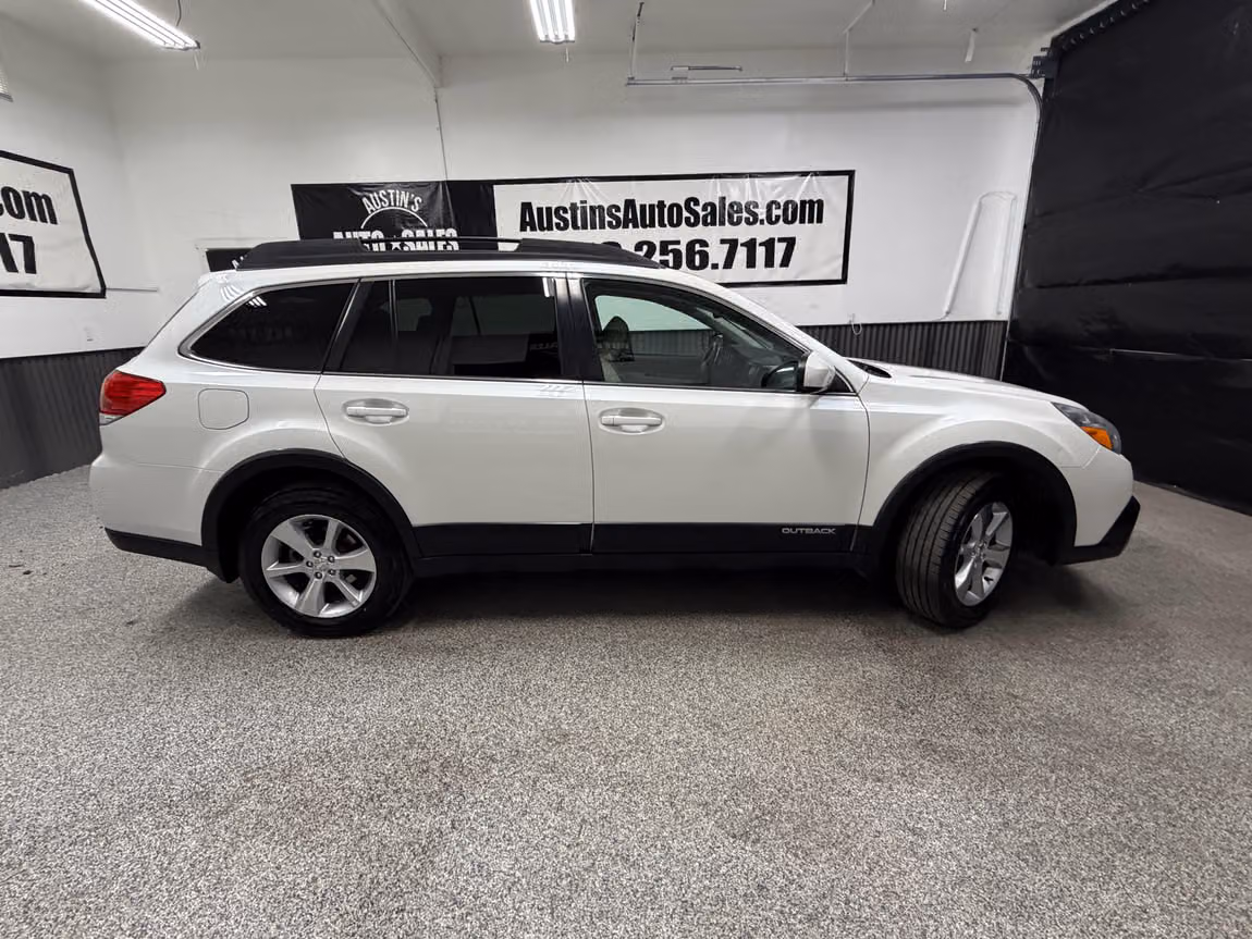 2013 Subaru Outback 3.6R Limited Crossover Image 2