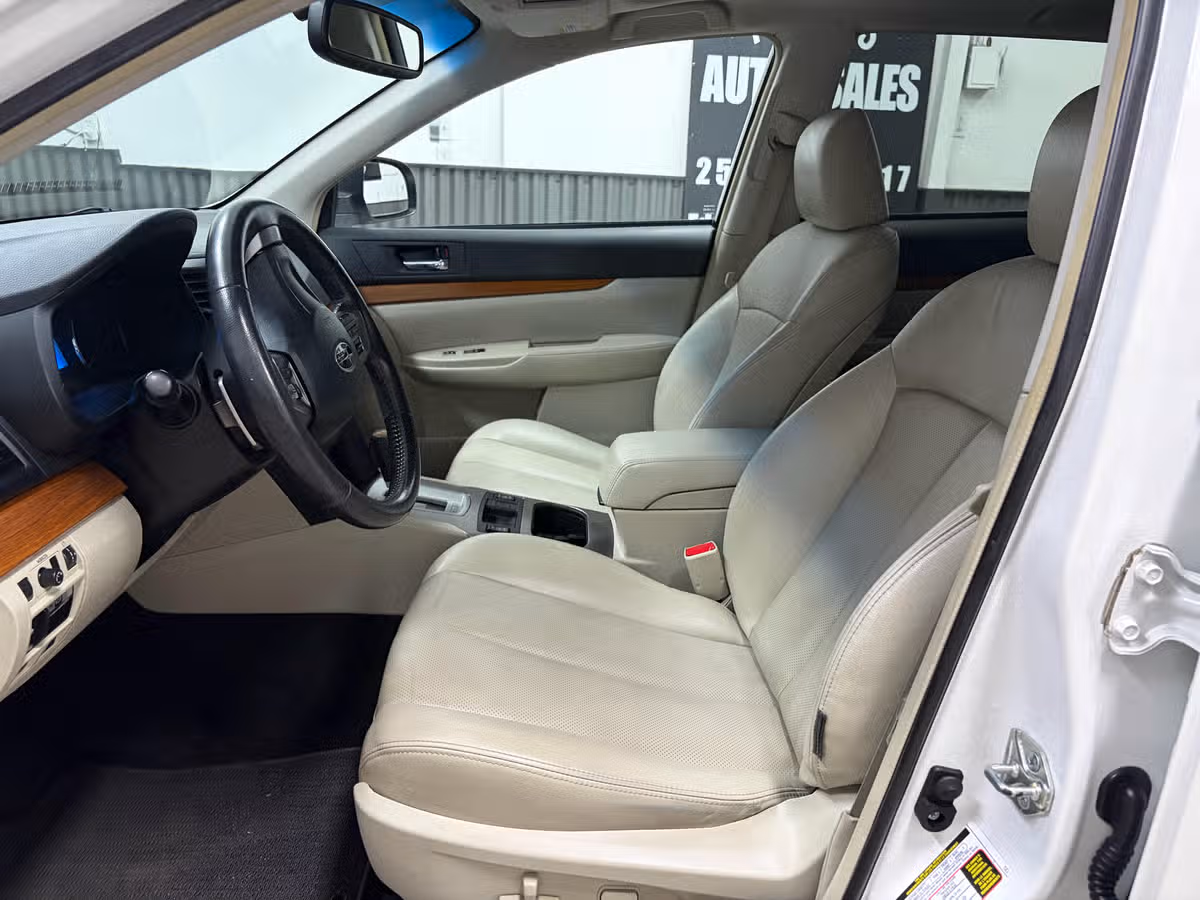 2013 Subaru Outback 3.6R Limited Crossover Image 19