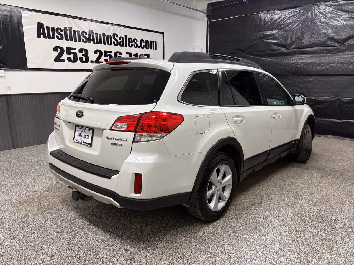 2013 Subaru Outback 3.6R Limited Crossover Image 3