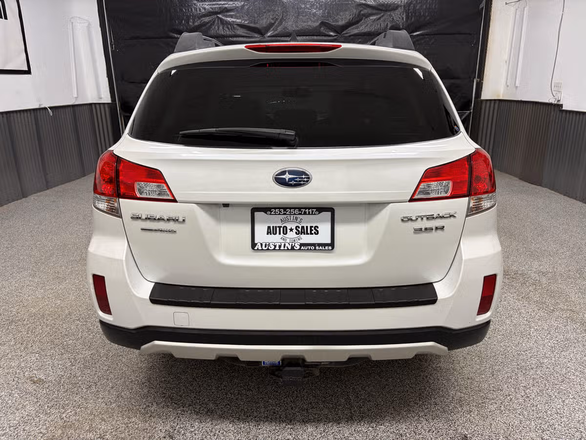 2013 Subaru Outback 3.6R Limited Crossover Image 4