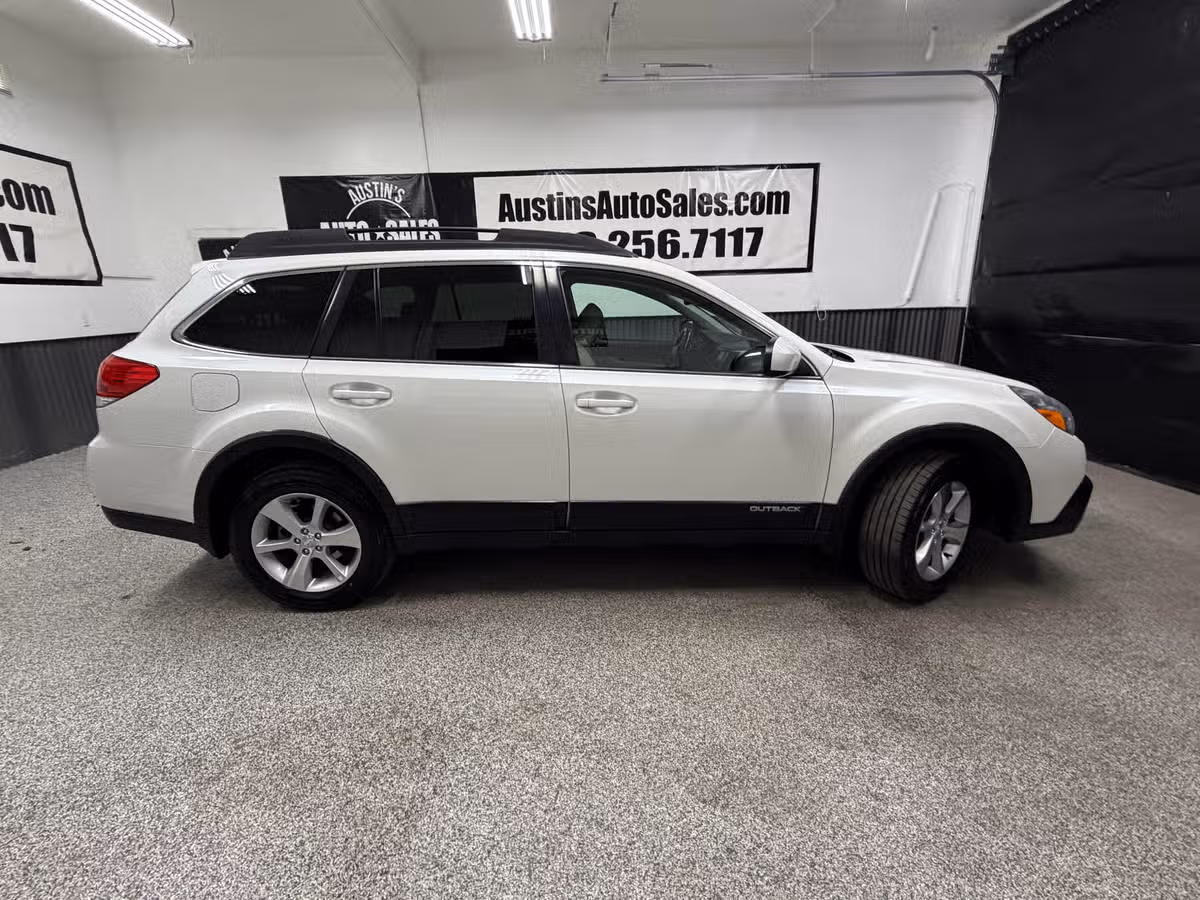 2013 Subaru Outback 3.6R Limited Crossover Image 2
