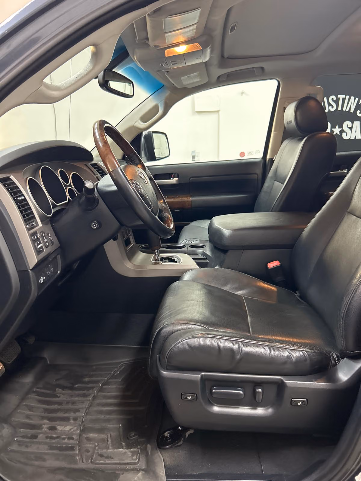 2010 Toyota Tundra Limited CrewMax Image 8