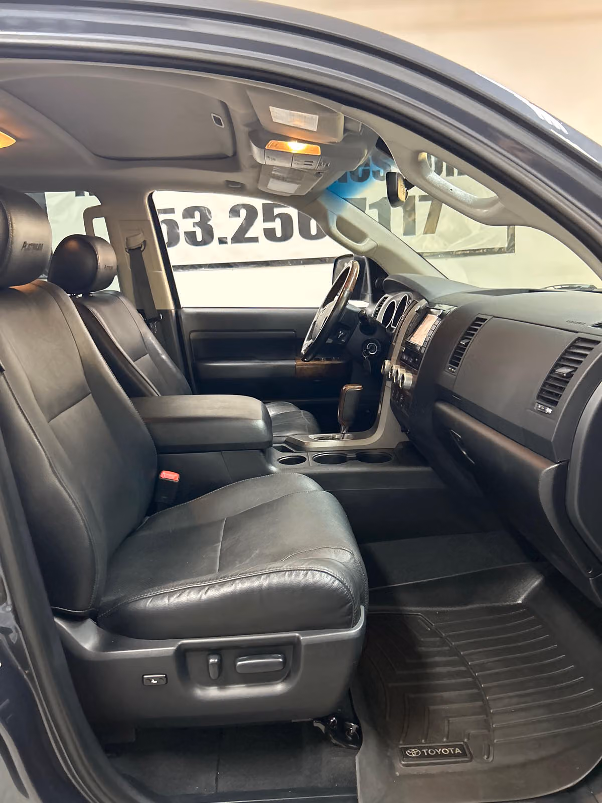 2010 Toyota Tundra Limited CrewMax Image 11