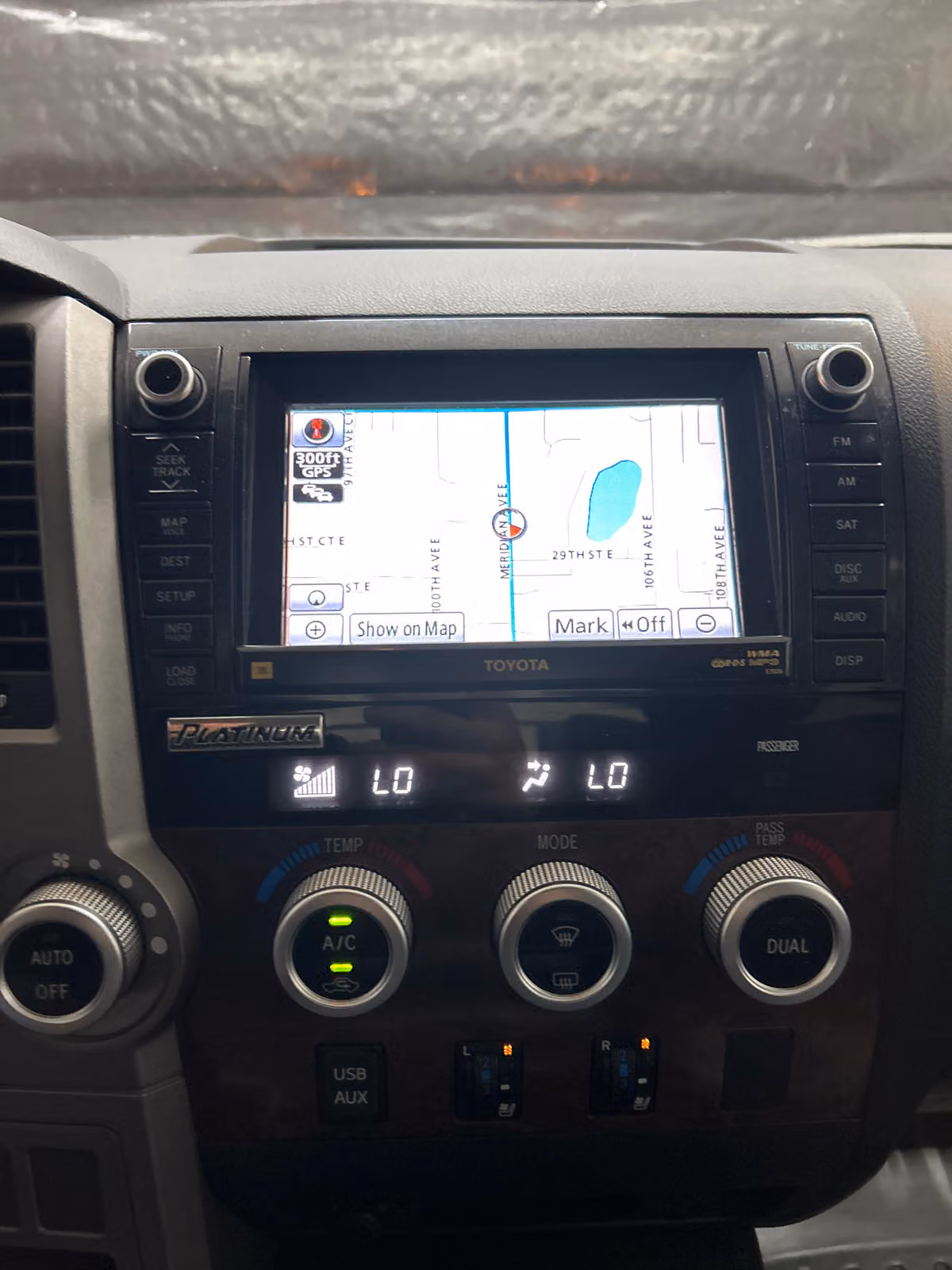 2010 Toyota Tundra Limited CrewMax Image 14