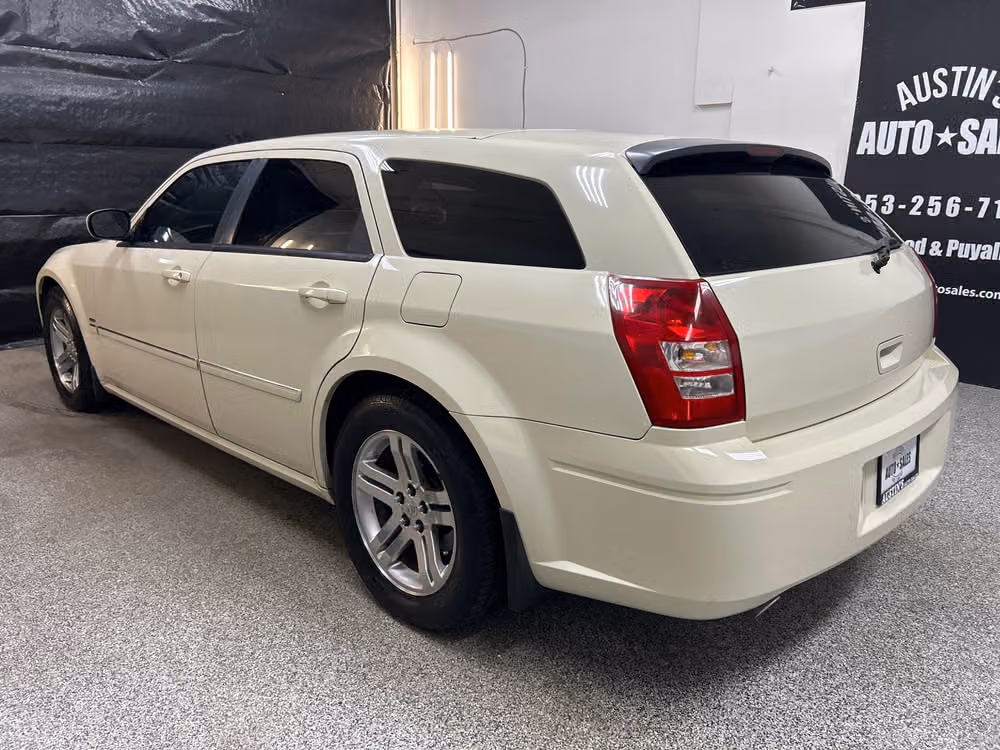 2005 Dodge Magnum RT Image 4