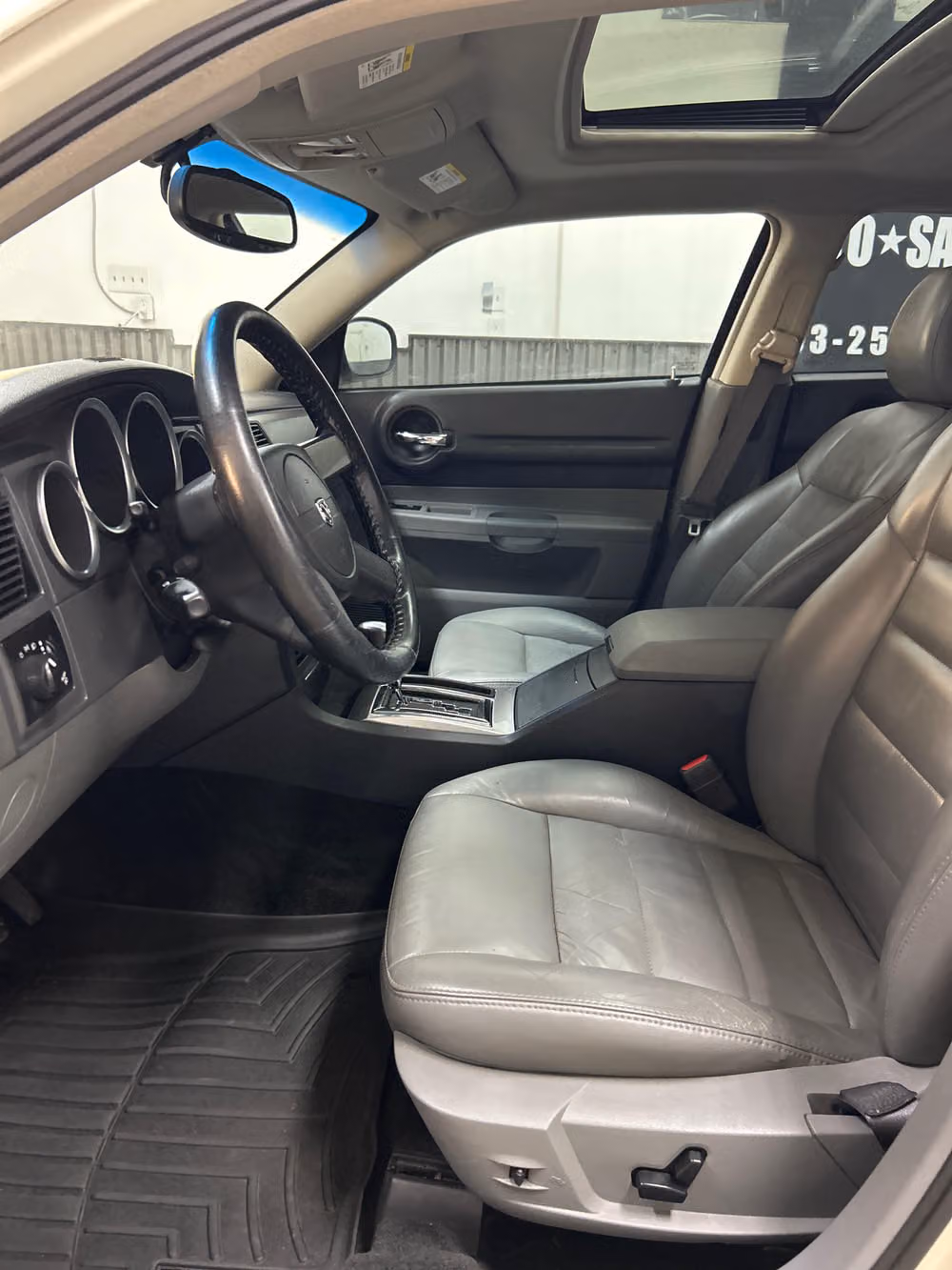 2005 Dodge Magnum RT Image 8