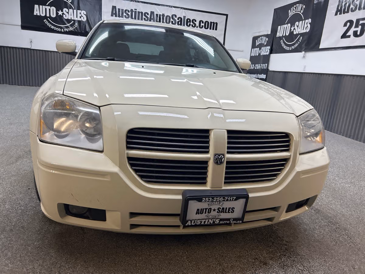 2005 Dodge Magnum RT Image 2