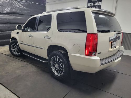 2010 Cadillac Escalade Luxury Lower Image 3