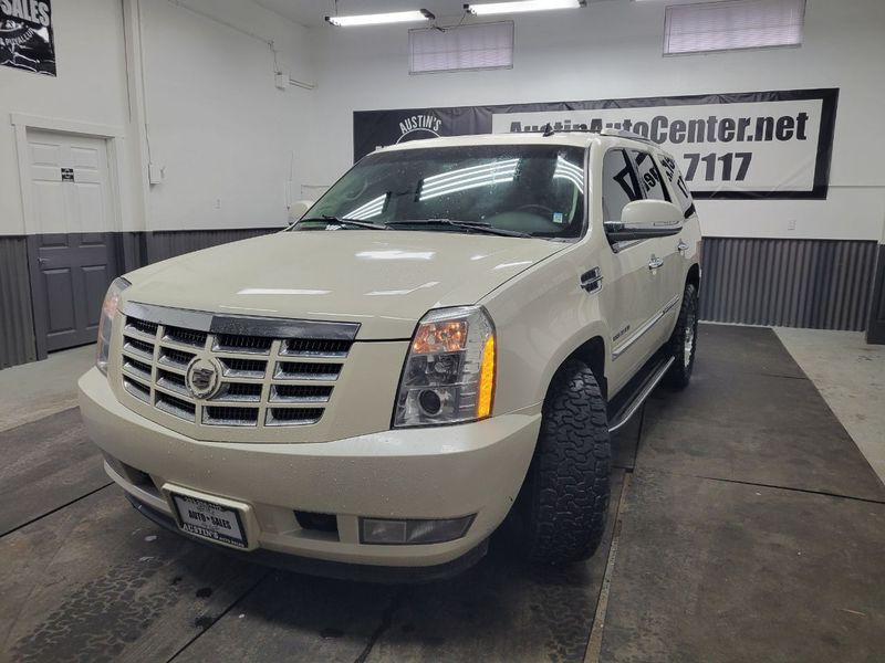 2010 Cadillac Escalade Luxury Upper Image 2
