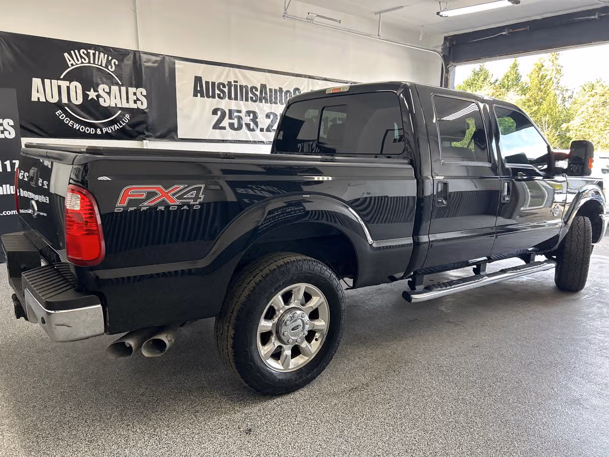 2012 Ford F-250 Super Duty Lariat Crew Cab Image 6