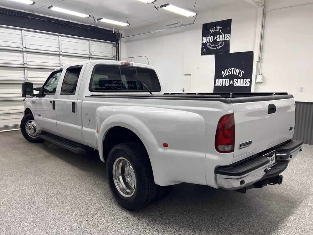 2006 Ford F-350 Super Duty Lariat Crew Cab Lower Image 2
