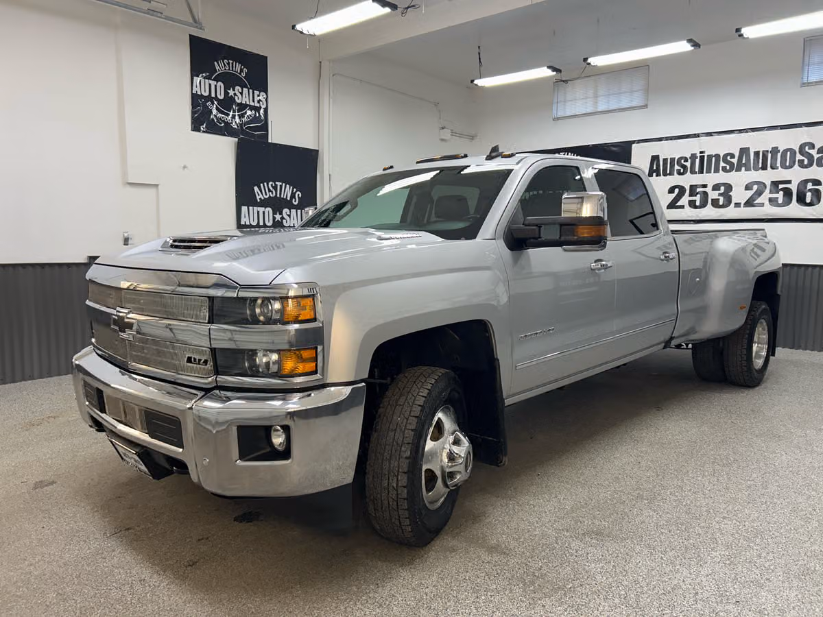 2018 Chevrolet Silverado 3500HD LTZ Crew Cab Image 3