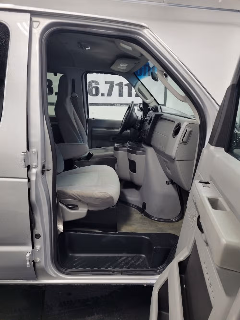2011 Ford E-Series E 350 SD XLT 3dr Extended Passenger Van Passenger Image 10