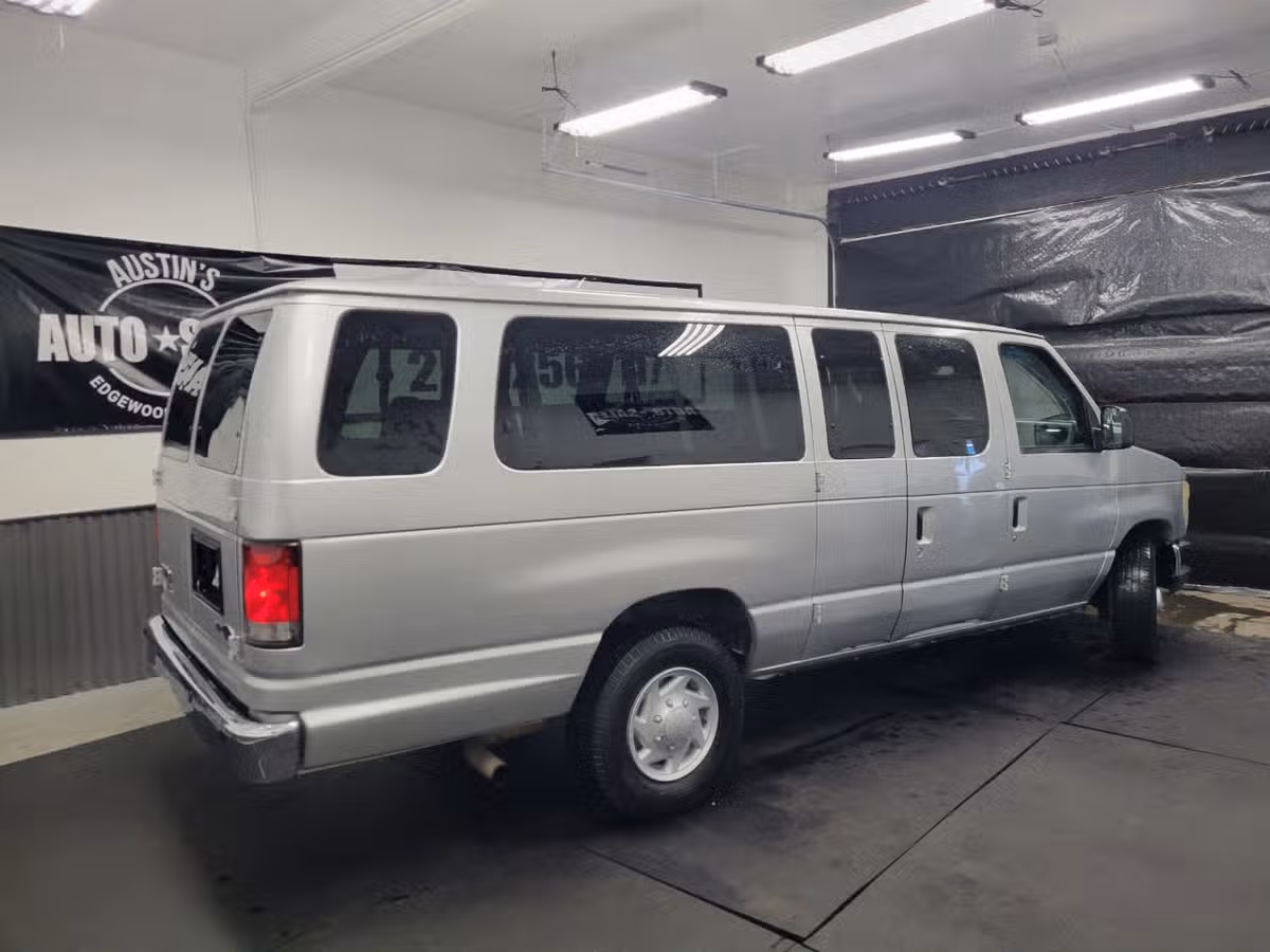 2011 Ford E-Series E 350 SD XLT 3dr Extended Passenger Van Passenger Image 4