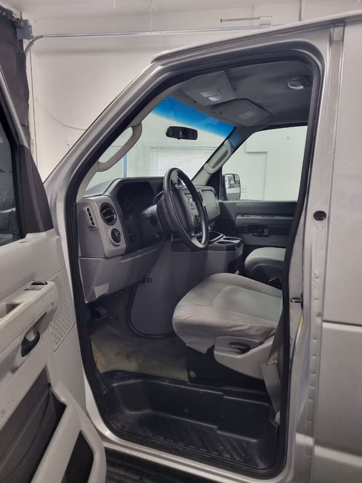 2011 Ford E-Series E 350 SD XLT 3dr Extended Passenger Van Passenger Image 6