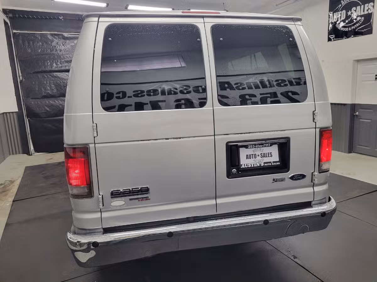 2011 Ford E-Series E 350 SD XLT 3dr Extended Passenger Van Passenger Image 3