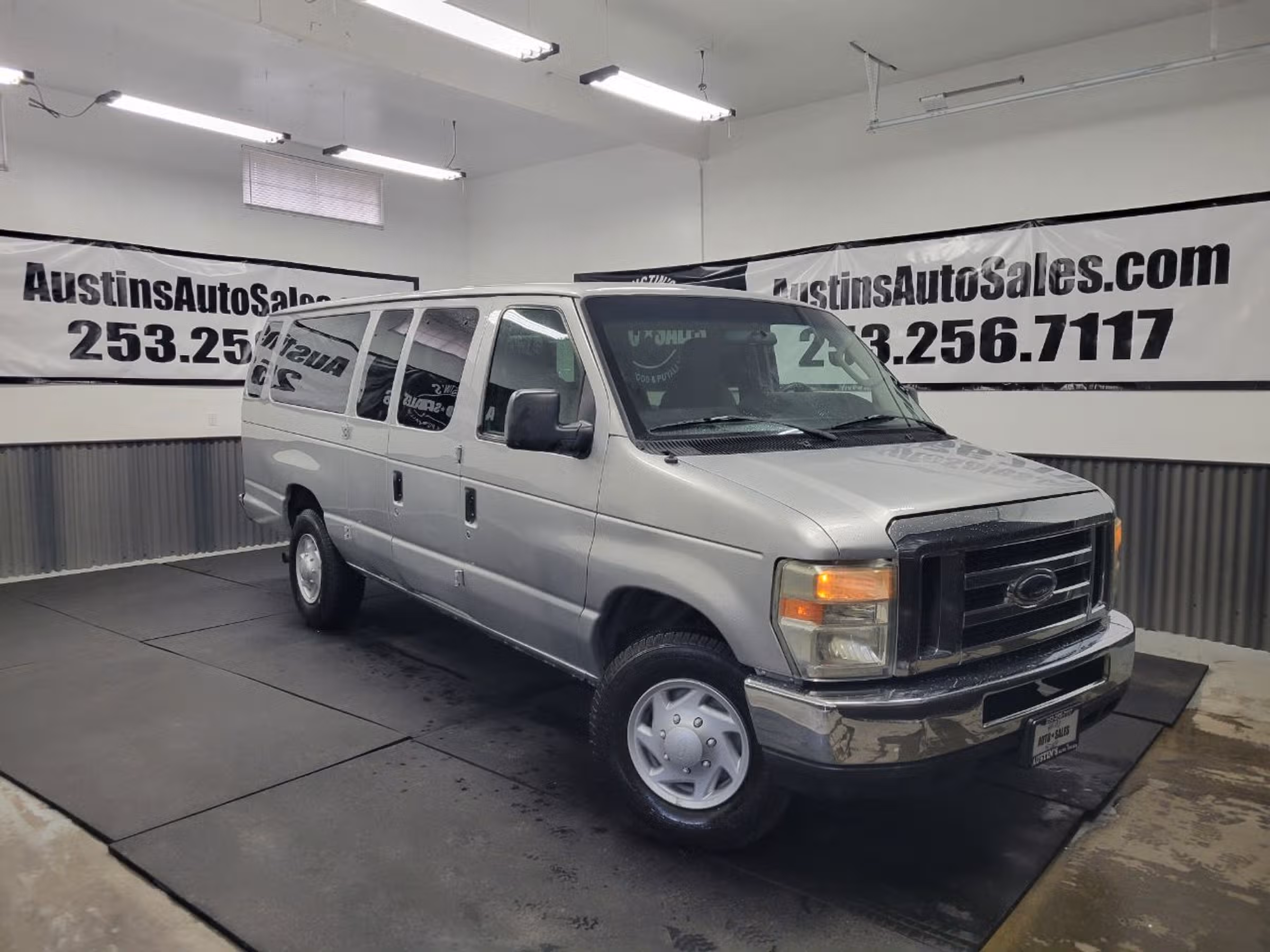 2011 Ford E-Series E 350 SD XLT 3dr Extended Passenger Van Passenger Image 1