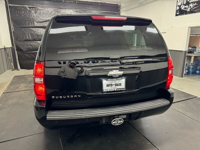 2009 Chevrolet Suburban LTZ Upper Image 2