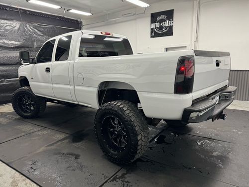 2004 Chevrolet Silverado 2500HD LT 4dr Extended Cab 4WD SB Extended Cab Lower Image 3