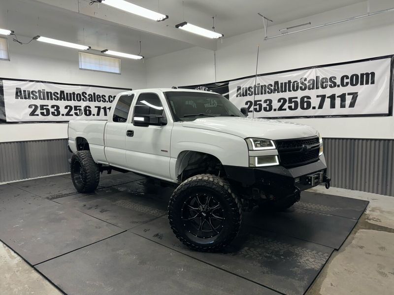 2004 Chevrolet Silverado 2500HD LT 4dr Extended Cab 4WD SB Extended Cab Upper Image 1