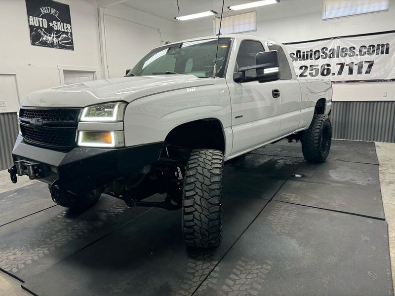 2004 Chevrolet Silverado 2500HD LT photo 2
