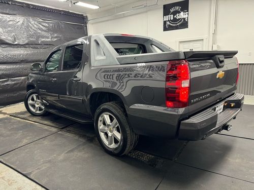 2011 Chevrolet Avalanche LT Crew Cab Lower Image 3