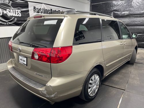 2006 Toyota Sienna Passenger Lower Image 1