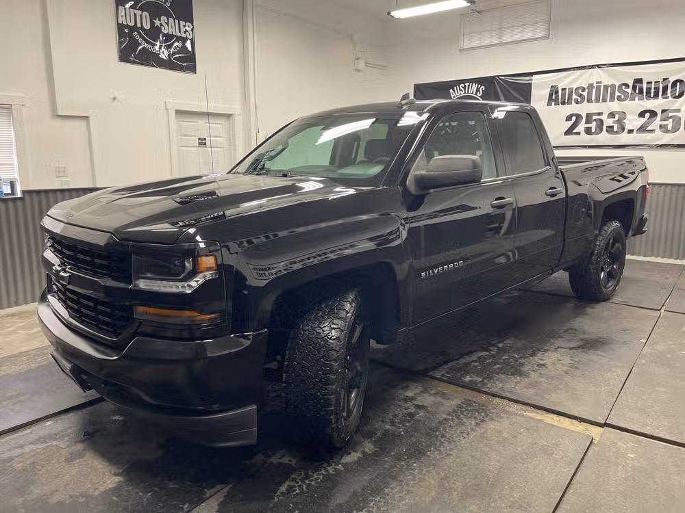2018 Chevrolet Silverado 1500 Custom Double Cab Image 2