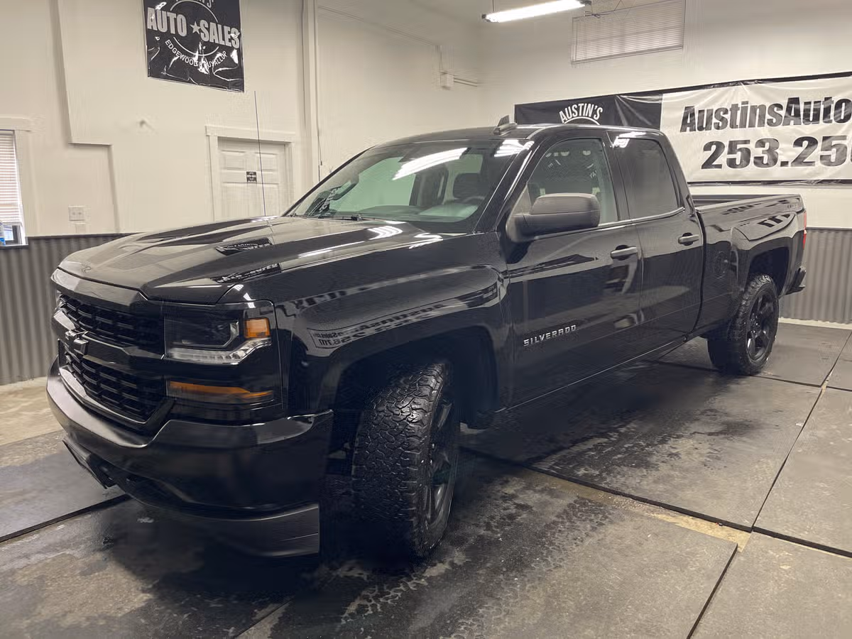 2018 Chevrolet Silverado 1500 Custom Double Cab Image 2
