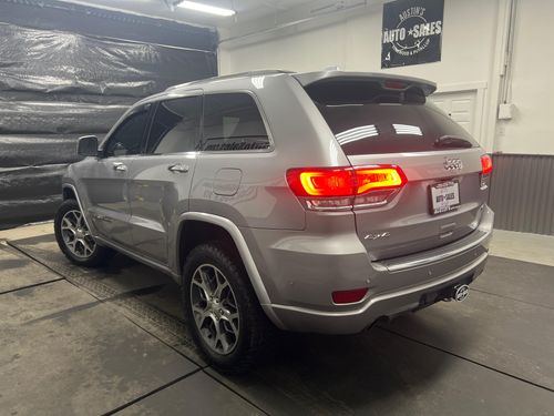 2019 Jeep Grand Cherokee Overland Lower Image 1