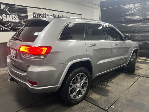 2019 Jeep Grand Cherokee Overland Lower Image 3
