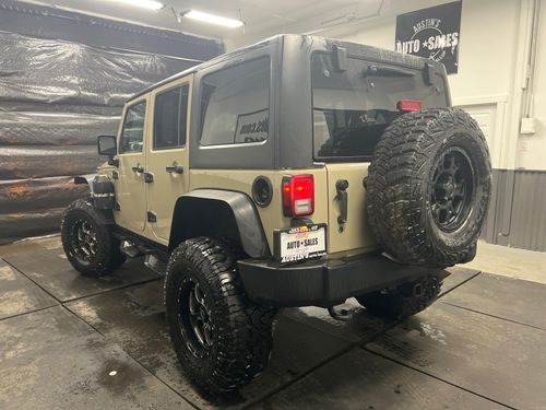 2017 Jeep Wrangler Unlimited Rubicon Lower Image 1