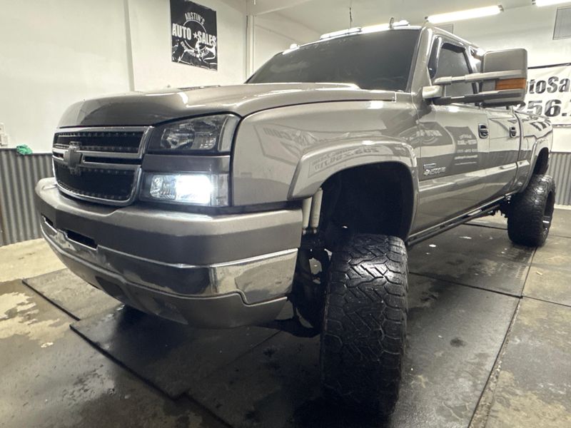 2006 Chevrolet Silverado 2500HD LT1 Crew Cab Upper Image 2