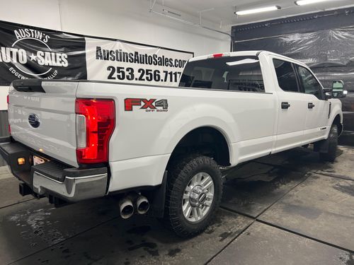 2019 Ford F-350 Super Duty XLT Crew Cab Lower Image 3
