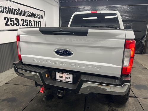 2019 Ford F-250 Super Duty XLT Crew Cab Lower Image 2