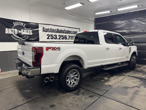 2017 Ford F-350 Super Duty XLT Crew Cab Lower Image 2