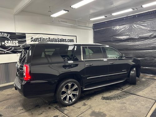 2017 GMC Yukon XL Denali Lower Image 3