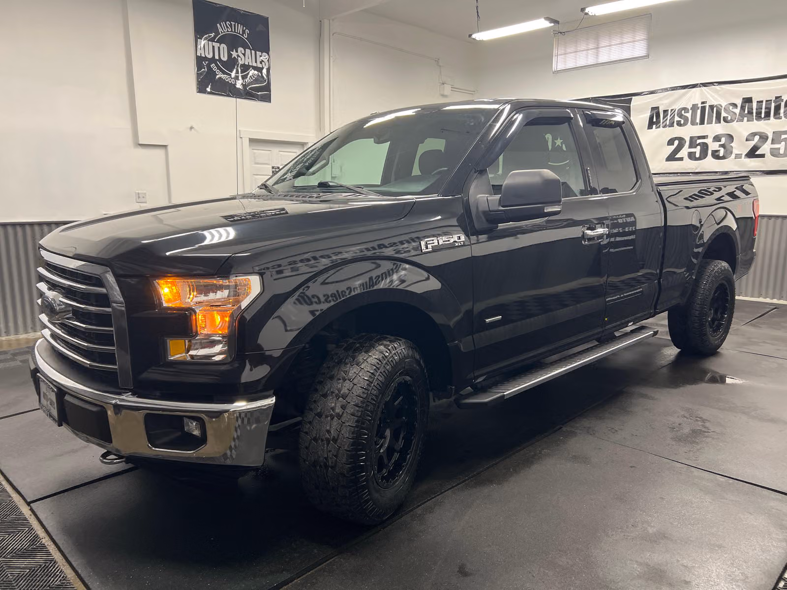 2015 Ford F-150 XLT SuperCab Upper Image 2