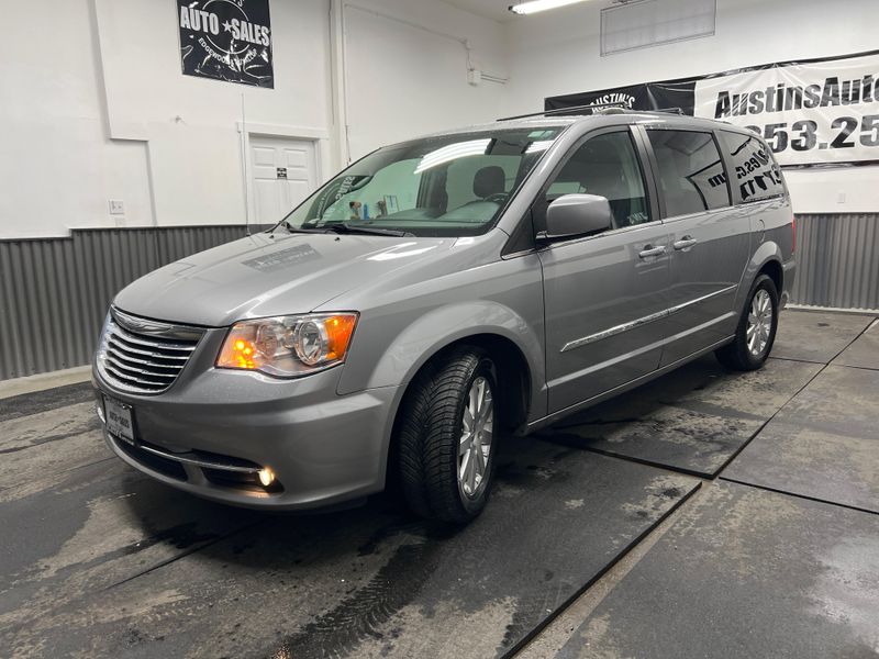 2016 Chrysler Town & Country Touring photo 2