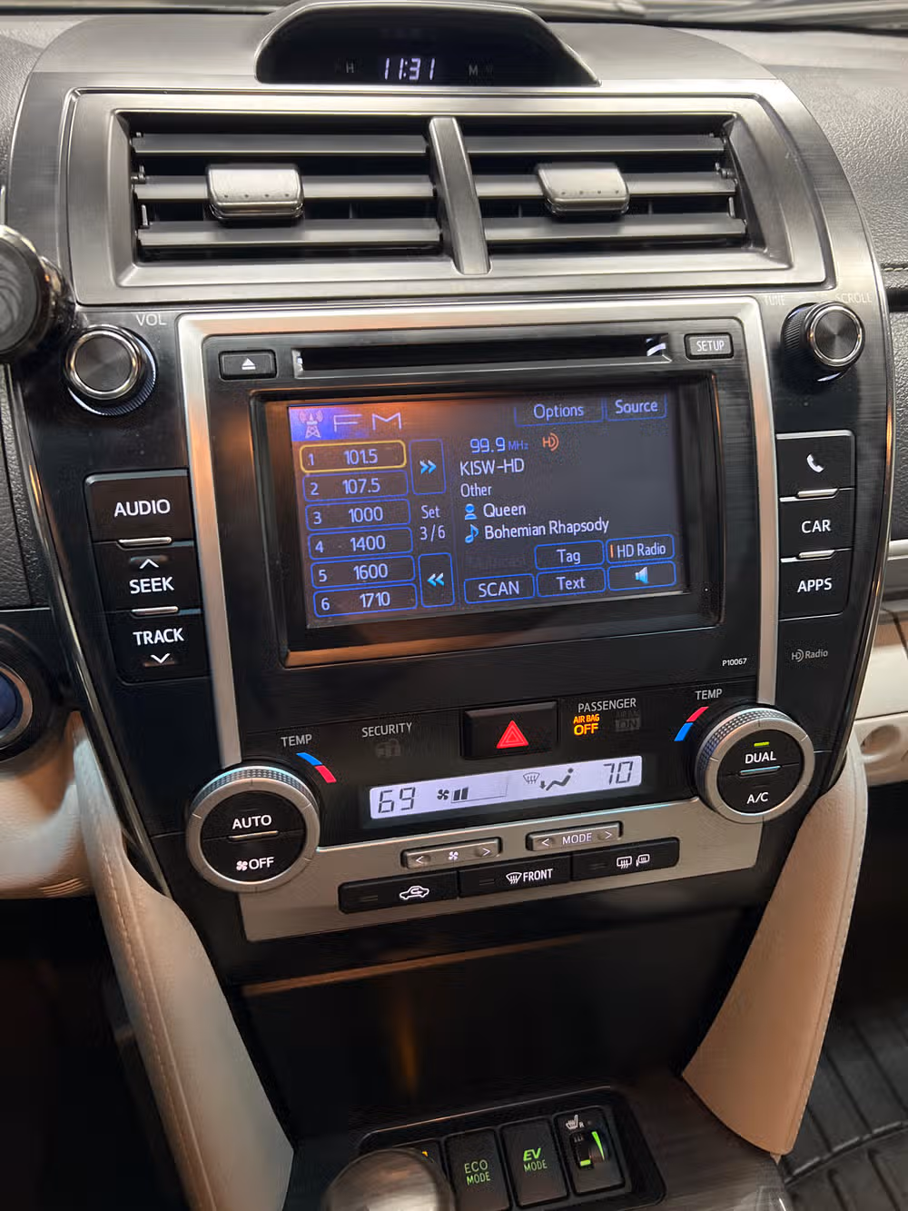 2012 Toyota Camry Hybrid XLE Image 14