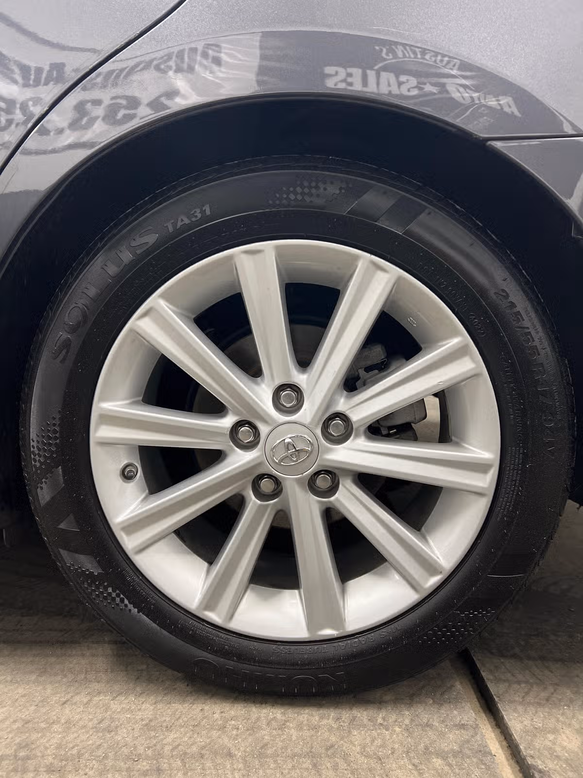 2012 Toyota Camry Hybrid XLE Image 6