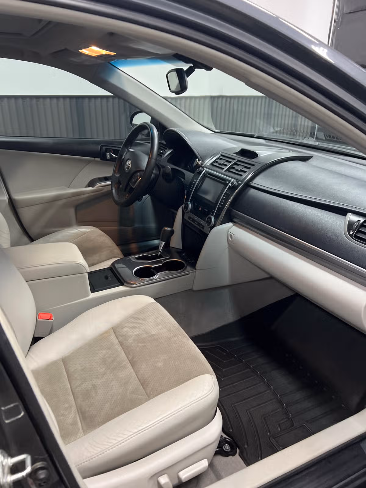 2012 Toyota Camry Hybrid XLE Image 12