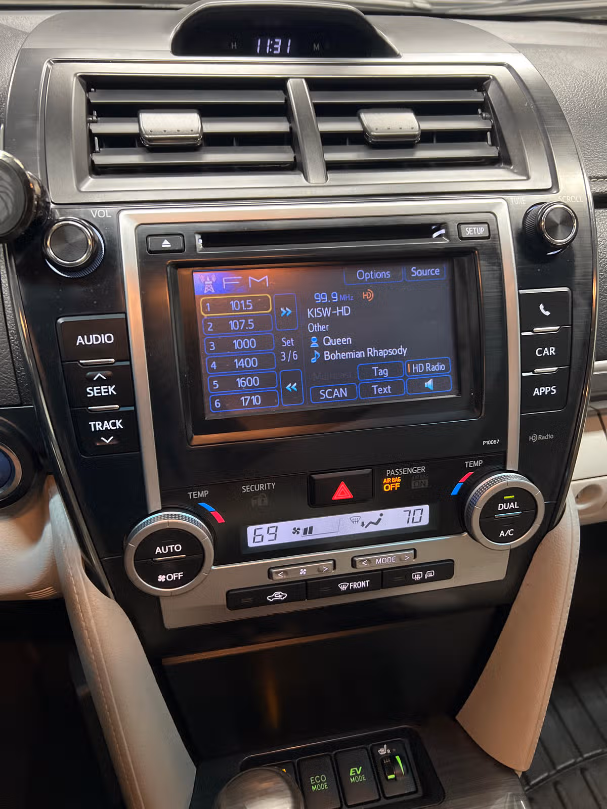 2012 Toyota Camry Hybrid XLE Image 14