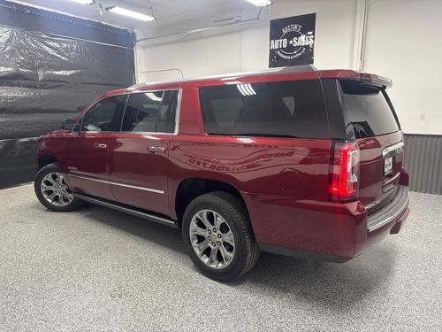 2016 GMC Yukon XL Denali Lower Image 1